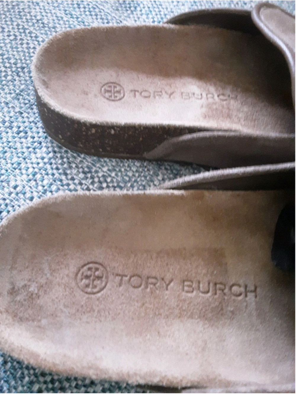 TORY BURCH River Rock Taupe Suede Mules Gold T Charm Bow Cork Insole Sz 5.5 Mint - Picture 12 of 14